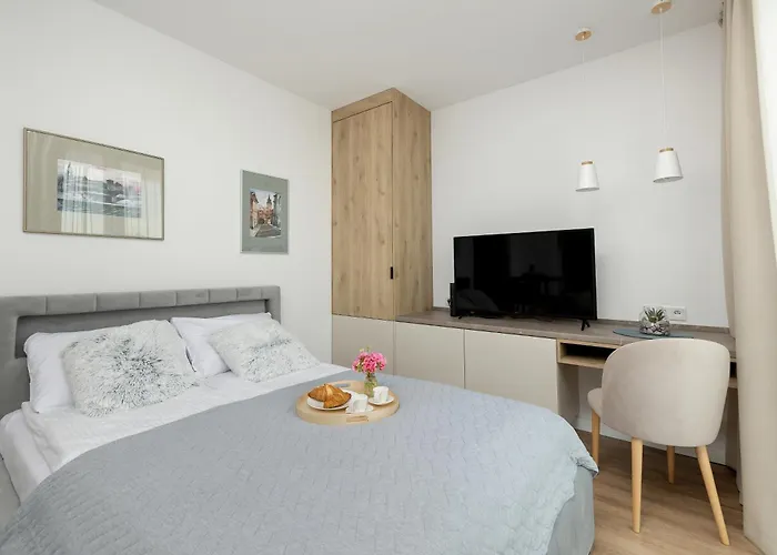 Jantaris Ii By Renters מלון דירות מיילנו